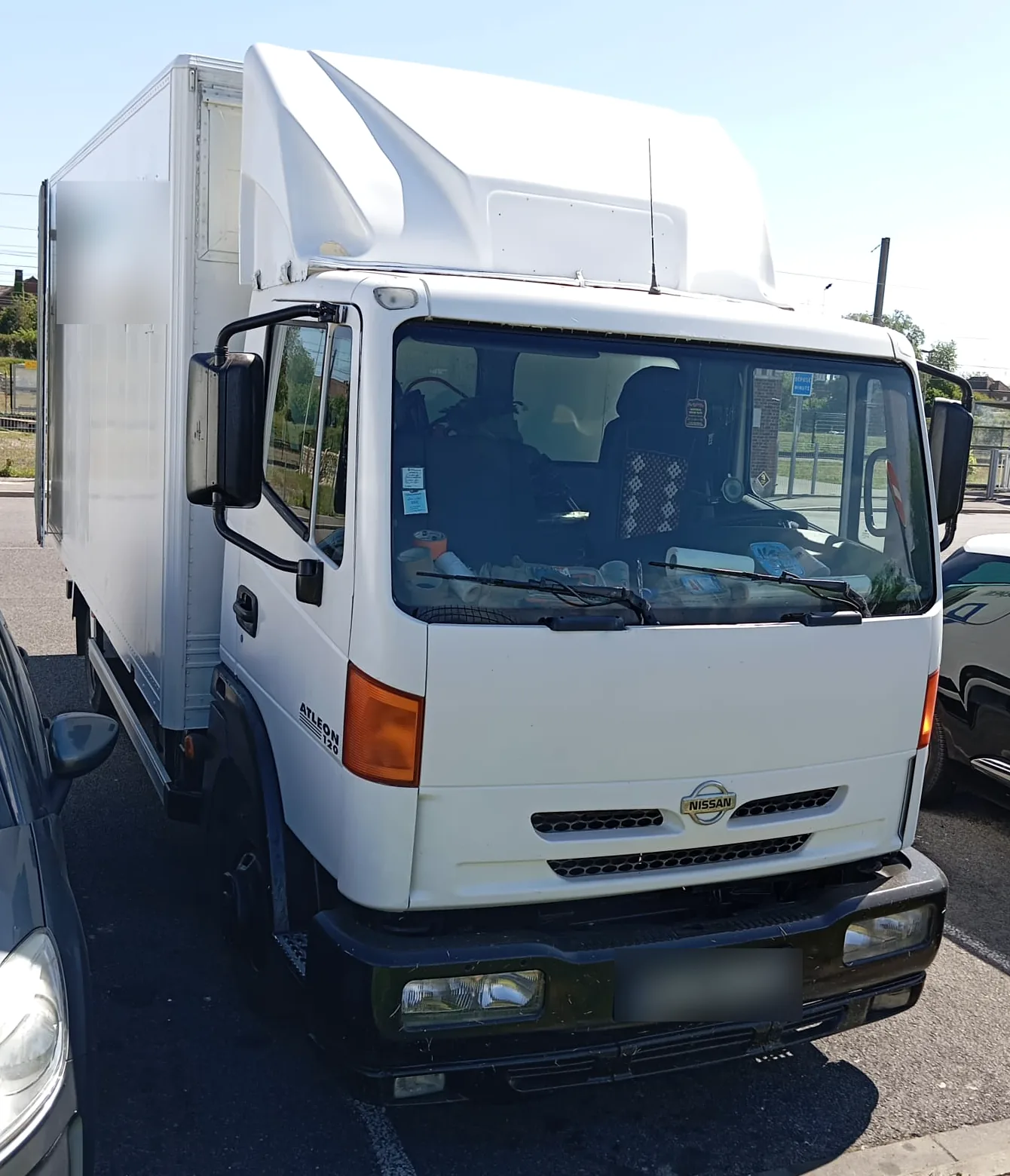 Camion de déménagement blanc vu de face, prêt à partir